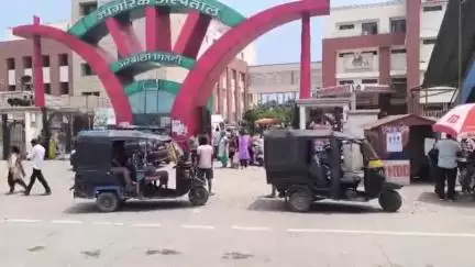 अम्बाला: नागरिक अस्पताल अंबाला कैंट के गेट के बाहर खड़े वाहनों की वजह से जनता हो रही परेशान #jansamasya