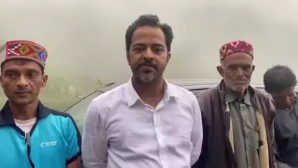पधर: युवा कांग्रेस द्रंग की टीम ने कोरतंग पहुंचकर प्रभावित क्षेत्र का किया दौरा, अक्षय वर्मा