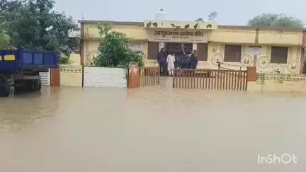 बालाघाट: जिले में बारिश का कहर जारी: बगदरा अस्पताल में फंसा मेडिकल स्टॉफ, सभी को सुरक्षित निकाला गया
