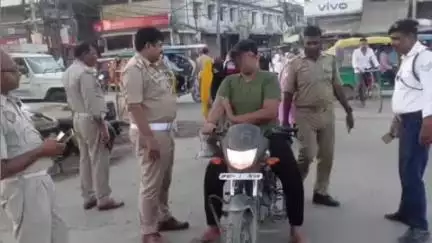 मुगलसराय: चंदौली जिले में विशेष वाहन चेकिंग अभियान के दौरान यातायात पुलिस ने की कार्रवाई, कुल 113 वाहनों का चालान