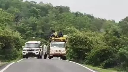 मोहनिया: अधौरा पहाड़ी पर नियमों की अनदेखी कर वाहनों पर सवारी बैठाकर चलाए जा रहे हैं वाहन, दुर्घटना की बढ़ी आशंका, विभाग मौन