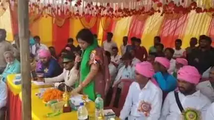 गोला: कुजूकला में मोहर्रम को लेकर आयोजित लाठी प्रतियोगिता कार्यक्रम में शामिल हुईं विधायक