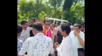 বৰপেটা: ৩৯ নং কুমুল্লীপাৰা খন্দকাৰপাৰা গাওঁ পঞ্চায়তৰ সভানেত্ৰী আৰু উপ সভাপতিক অভিনন্দন জনায় বিধায়ক জাকিৰ হুছেইন শিকদাৰে