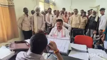 विजयपुर: शिवलालपुरा के किसानों और पशुपालकों ने वन व तहसील भूमि के सीमांकन के लिए ज्ञापन सौंपा