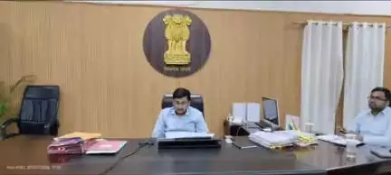 मुशहरी: समाहरणालय में डीएम ने वीडियो कॉन्फ्रेंसिंग द्वारा अधिकारियों के साथ बैठक की