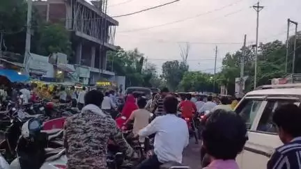 दतिया नगर: दतिया नगर पालिका ने श्री पीतांबरा पीठ मंदिर के पास अतिक्रमण करने वाले दुकानदारों को थमाए नोटिस