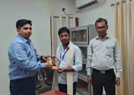 दलसिंहसराय: दलसिंहसराय में मतदाता पुनरीक्षण कार्य में बेहतर काम करने वाले बीएलओ को एसडीओ और बीडीओ ने किया सम्मानित