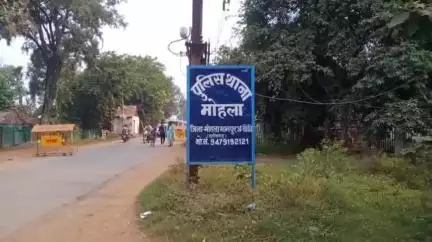 ग्राम पंचायत भवन के सामने शराब का सेवन कर रहे 32 वर्षीय युवक को मोहला पुलिस ने किया गिरफ्तार