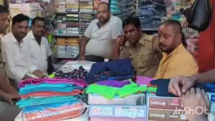 कायमगंज: सपा प्रमुख के बयान पर भड़के अखिल भारत हिंदू महासभा के नेताओं ने कायमगंज प्रभारी निरीक्षक को सौंपा ज्ञापन