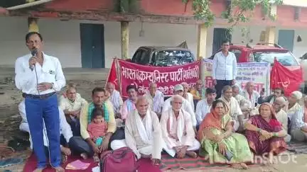 हिलसा: बाढ़ पीड़ितों के मुआवजे को लेकर अनुमंडल कार्यालय पर धरना प्रदर्शन