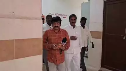 జగ్గయ్యపేట పట్టణంలో వీధి కుక్కల దాడిలో గాయపడి చికిత్స పొందుతున్న క్షతగాత్రులను పరామర్శించిన ఎమ్మెల్యే శ్రీరామ్ రాజగోపాల్