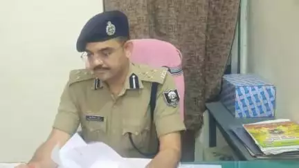 मेहसी: जिले के मेहसी थाना में डीआईजी हरकिशोर राय कर रहे हैं कनकटी गांव में हुए अजय यादव हत्याकांड की समीक्षा