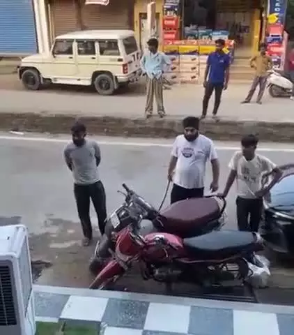 रुद्रपुर: रुद्रपुर की आदर्श कॉलोनी में मामूली विवाद के दौरान व्यापारी ने निकाली तलवार, वीडियो सोशल मीडिया पर हो रहा वायरल