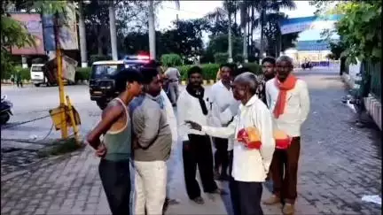 इटावा: सिविल लाइन इलाके के तोड़ा गांव में खेत जोतने को लेकर भाई ने भाई की हत्या की, 3 लोग घायल, पुलिस जांच में जुटी
