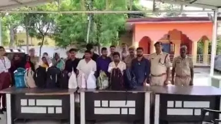 मुगलसराय: चंदौली पुलिस ने लोकों कॉलोनी के पास से 87 लीटर अवैध शराब के साथ 11 तस्करों को किया गिरफ्तार