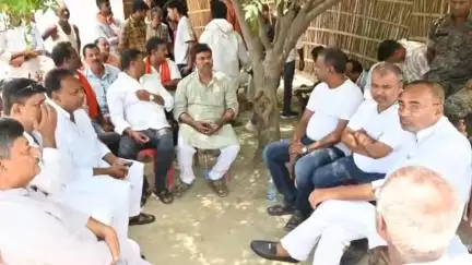 मेहसी: मेहसी थाना क्षेत्र में अजय यादव हत्याकांड मामले में विधायक श्यामबाबू प्रसाद यादव ने पीड़ित परिवार से मिलकर संवेदना व्यक्त की