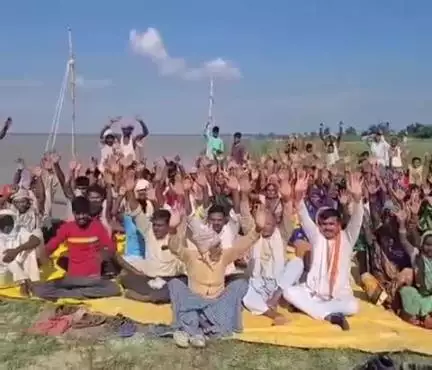 आलापुर: माझा कम्हरिया में कृषि भूमि की कटान रोकने के लिए कांग्रेस जिलाध्यक्ष ने शुरू किया धरना प्रदर्शन