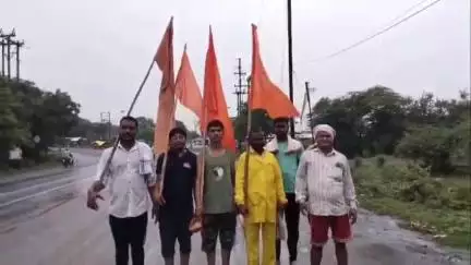 बुरहानपुर: महाराष्ट्र के चोपड़ा जलगांव से निकली अखंड दादाजी नामस्मरण पैदल निशान यात्रा, 50 से अधिक श्रद्धालु शामिल