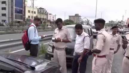 धनबाद/केंदुआडीह: शहर के नावाडीह स्थित अशरफी अस्पताल द्वारा रोड पर अवैध पार्किंग बनाने पर ट्रैफिक पुलिस की कार्रवाई