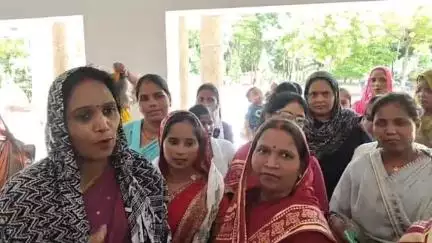 खलीलाबाद: खलीलाबाद के ग्राम प्रधान ने बीसी सखी से धन निकासी न होने पर जिला अधिकारी से की शिकायत