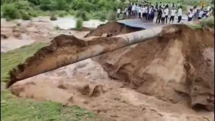 नीम का थाना: नीमकाथाना सहित आसपास के क्षेत्र में बारिश के बाद बगोली के पास काटली नदी उफान पर रही