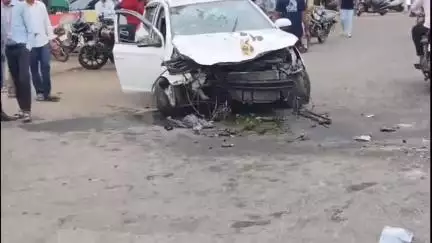 नीमच नगर: नीमच शहर के LIC रोड पर बेकाबू कार ने मचाया तांडव, कई लोगों को मारी टक्कर, चालक घायल