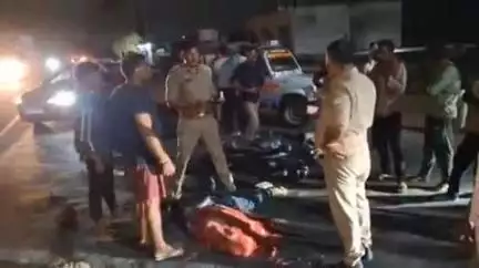 झांसी: झांसी-शिवपुरी हाईवे पर सुजवाहा तिराहे के पास भंडारे में जा रहे दो दोस्तों को ट्रक ने मारी टक्कर, एक की हुई मौत
