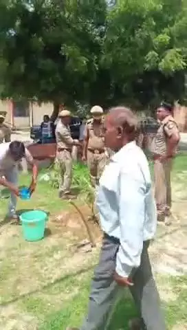 खागा: धाता ब्लॉक में वन महोत्सव का आयोजन किया गया, जिसमें मां के नाम पर एक पेड़ लगाए गए