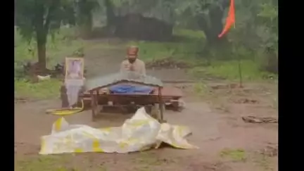 चौरई: अशोकनगर: नोनिकला श्री राम जानकी मंदिर के महंत श्याम दास जी महाराज भरी बरसात में कर रहे कठिन साधना