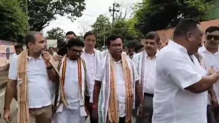 ଅନୁଗୋଳ: ବଡକେରଜାଙ୍ଗ ଗ୍ରାମବାସୀ ତହସିଲ ଅଫିସ୍ ନିକଟରେ ଦେଇଥିବା ଧାରଣାରେ ଯୋଗ ଦେଲେ ପିସିସି ସଭାପତି ଭକ୍ତ ଚରଣ ଦାସ