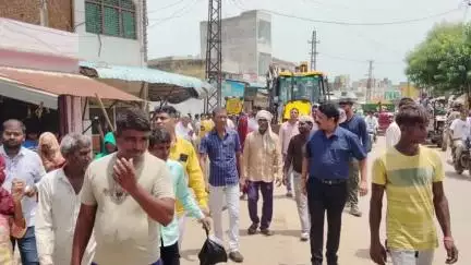 सीकरी: सीकरी में अतिक्रमण पर चला पीला पंजा, नगर पालिका ने हटवाया अतिक्रमण
