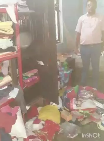 महुआ: महुआ थाना क्षेत्र के कादिलपुर में अज्ञात चोरों ने शिक्षक के घर से ₹46000 और 10 लाख के जेवरात चुराए
