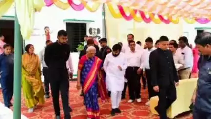 सोहावल: राज्यपाल आनंदीबेन पटेल ने आंगनबाड़ी अमौना में बच्चों से किया संवाद