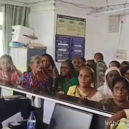 આંકલાવ: કોસીન્દ્રા માર્ગ ઉપર આવેલ વીજ કંપનીની કચેરી ખાતે કોલોની વિસ્તારના રહીશોએ હોબાળો મચાવ્યો,ત્રણ દિવસમાં બીજી વાર હોબાળો