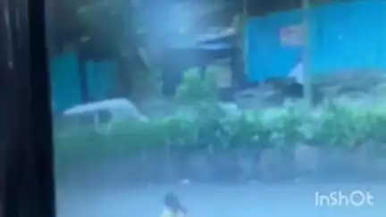 अंबरनाथ: अंबरनाथ मध्ये धावत्या स्कूल व्हॅनमधून पडून दोन विद्यार्थी गंभीर जखमी, घटनेचा थरार सीसीटीव्हीत कैद,व्हिडिओ व्हायरल