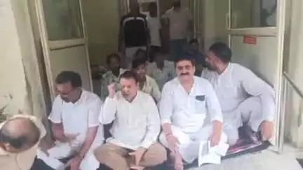 रुद्रपुर: रुद्रपुर के इंदिरा चौक का नाम बदले जाने से नाराज कांग्रेस कार्यकर्ताओं ने नगर निगम में किया धरना प्रदर्शन