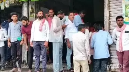 नसरुल्लागंज: लाड़कुई में प्रशासन की निगरानी में किसानों को यूरिया दिया गया, खाद की काला बाजारी काफी दिनों से हो रही थी