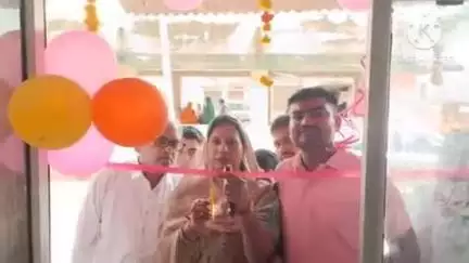 हिण्डौन: शहर में विधायक अनीता जाटव ने मेडिकल स्टोर का फीता काटकर किया उद्घाटन