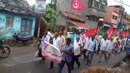 বলরামপুর: বাম শ্রমিক সংগঠনের ডাকা আগামী ৯ই জুলাই  দেশ জুড়ে সাধারণ ধৰ্মঘটের সমর্থনে বলরামপুরে মিছিল