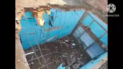 संभल: महमूद के सराय मोहल्ले में रातभर हो रही बारिश से एक व्यक्ति के मकान की पक्की छत गिरी, दूसरे के लेटर का मलवा गिरा