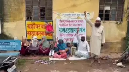 पहाड़ी: पहाड़ी में एसडीएम कार्यालय के बाहर भूख हड़ताल पर बैठा परिवार, जमीन पर कब्जा करने का लगाया आरोप