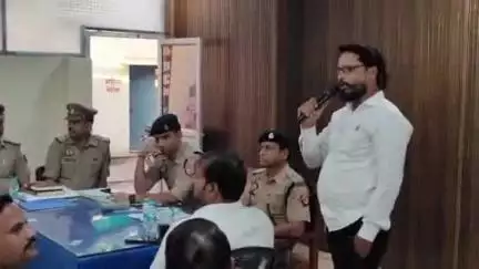 फिरोज़ाबाद: काबड़ यात्रा को लेकर एसपी सिटी ने थाना उत्तर परिसर में पीस कमेटी की बैठक की, शहर में पैदल मार्च किया