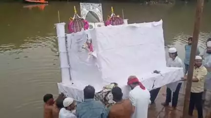 हरदा: शहर में ताजियों की जियारत के साथ उतरी मन्नतें, अखाड़ों के साथ कर्बला घाट पहुंचे ताजिए, पुलिस रही मौजूद