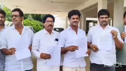 భీమవరం: మోసపూరిత తూకాలతో నష్టపోతున్న ఆక్వా రైతులు, కలెక్టర్‌కి ఫిర్యాదు, నష్టపోతున్న విధానాన్ని కలెక్టర్కు చూపిన రైతులు
