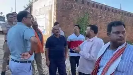 फतेहपुर: चौडगरा में नियमों की अनदेखी कर चलाई जा रही शराब की दुकान के विरोध में अधिकारियों के सामने जमकर हुआ हंगामा