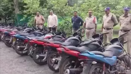 అన్నవరం ప్రత్తిపాడు సామర్లకోట పెద్దాపురం ప్రాంతాలలో దొంగతనాలకు పాల్పడుతున్న వ్యక్తి అరెస్ట్ 16 మోటార్ సైకిల్ స్వాధీనం