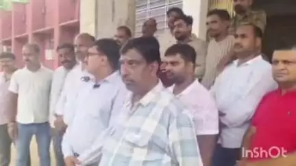धौलपुर: ट्रक संचालकों ने एसपी से मुलाकात कर पुलिस द्वारा गलत तरीके से परेशान न करने की मांग की, सौंपा ज्ञापन