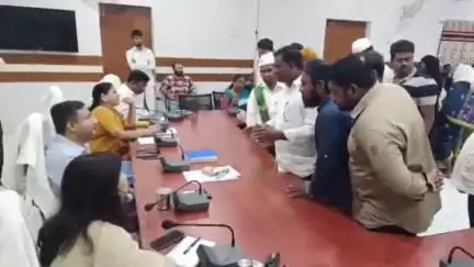 అదిలాబాద్ అర్బన్: ఆదిలాబాద్లో తొలగించిన వీధి వ్యాపారుల సమస్యలను పరిష్కరించాలి:  ఎంఐఎం పట్టణ అధ్యక్షుడు నజీర్ అహ్మద్