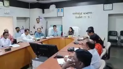 डिंडौरी: कलेक्ट्रेट सभागार में कलेक्टर ने शासकीय जन कल्याणकारी योजनाओं के क्रियान्वयन को लेकर निर्देश दिए