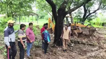 जगदलपुर: महापौर संजय पांडे शहीद पार्क में जल भराव की सूचना पर पहुंचे, अधिकारियों और कर्मचारियों को लगाई फटकार